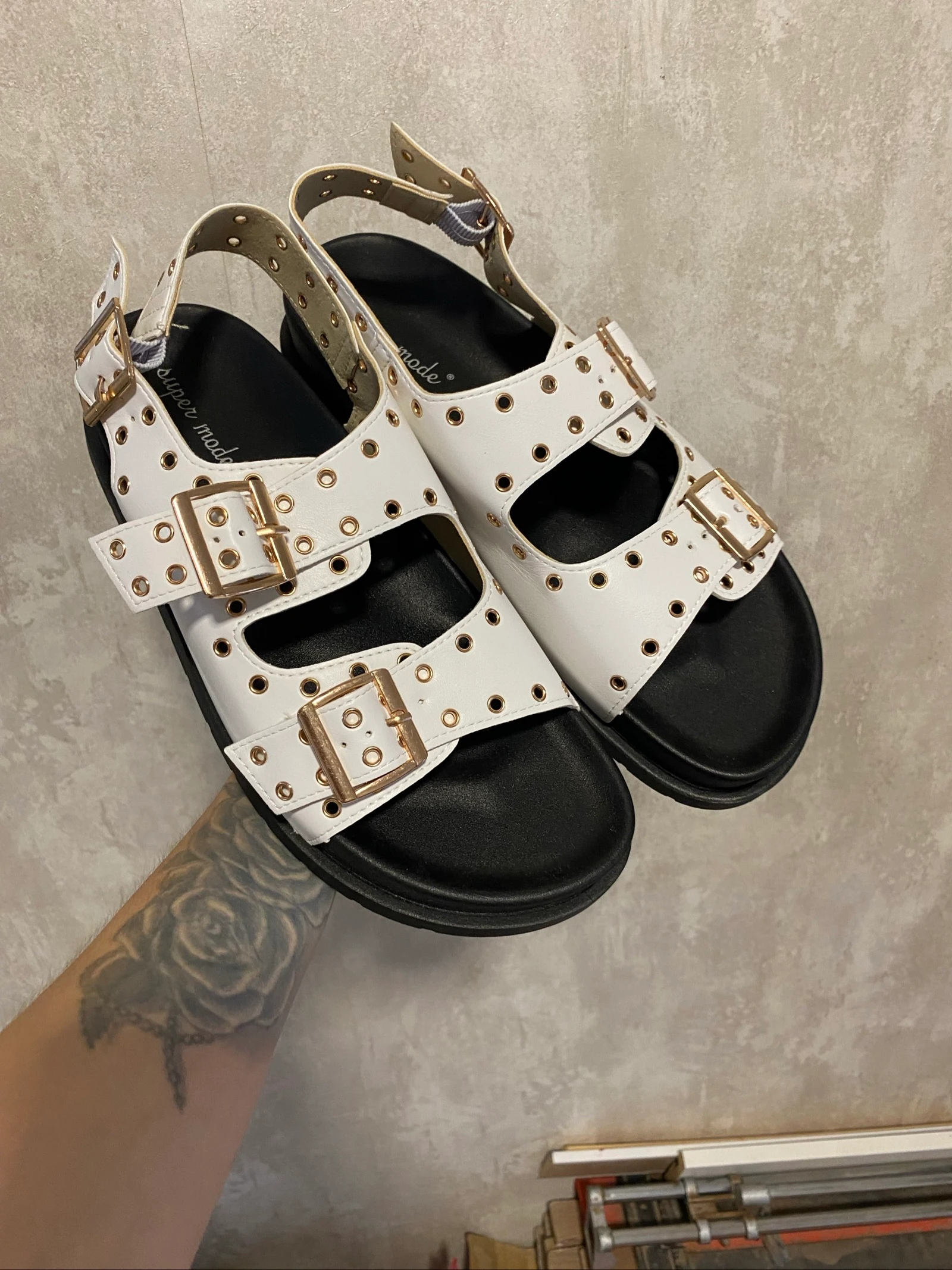 Sandalias blancas suela negra 